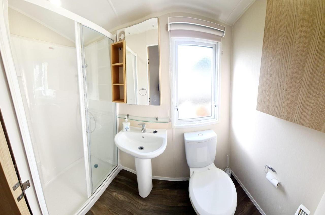 Caravan With Decking And Free Wifi At Seawick Holiday Park Ref 27214Sw Clacton-on-Sea Exterior foto