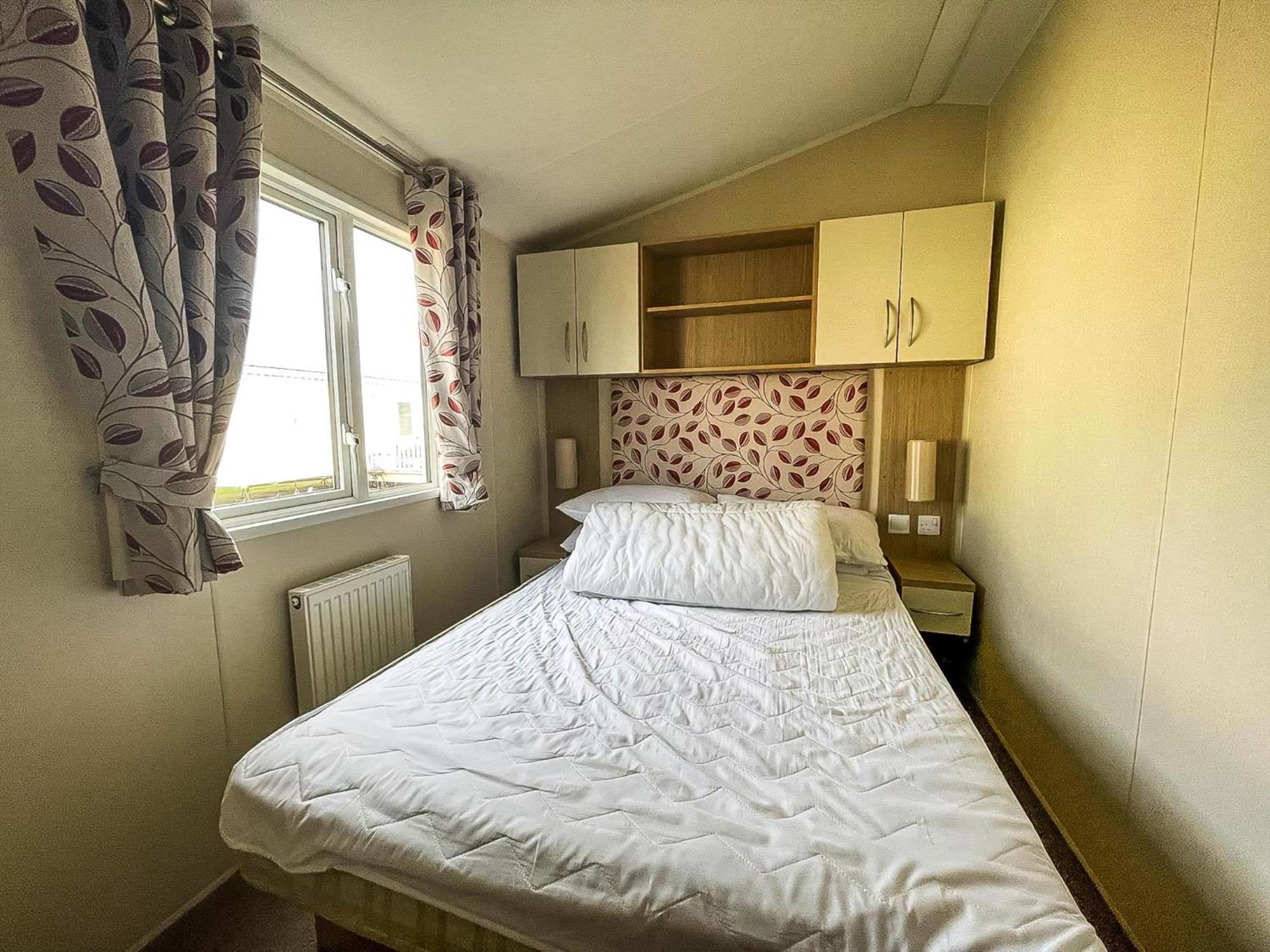 Caravan With Decking And Free Wifi At Seawick Holiday Park Ref 27214Sw Clacton-on-Sea Exterior foto