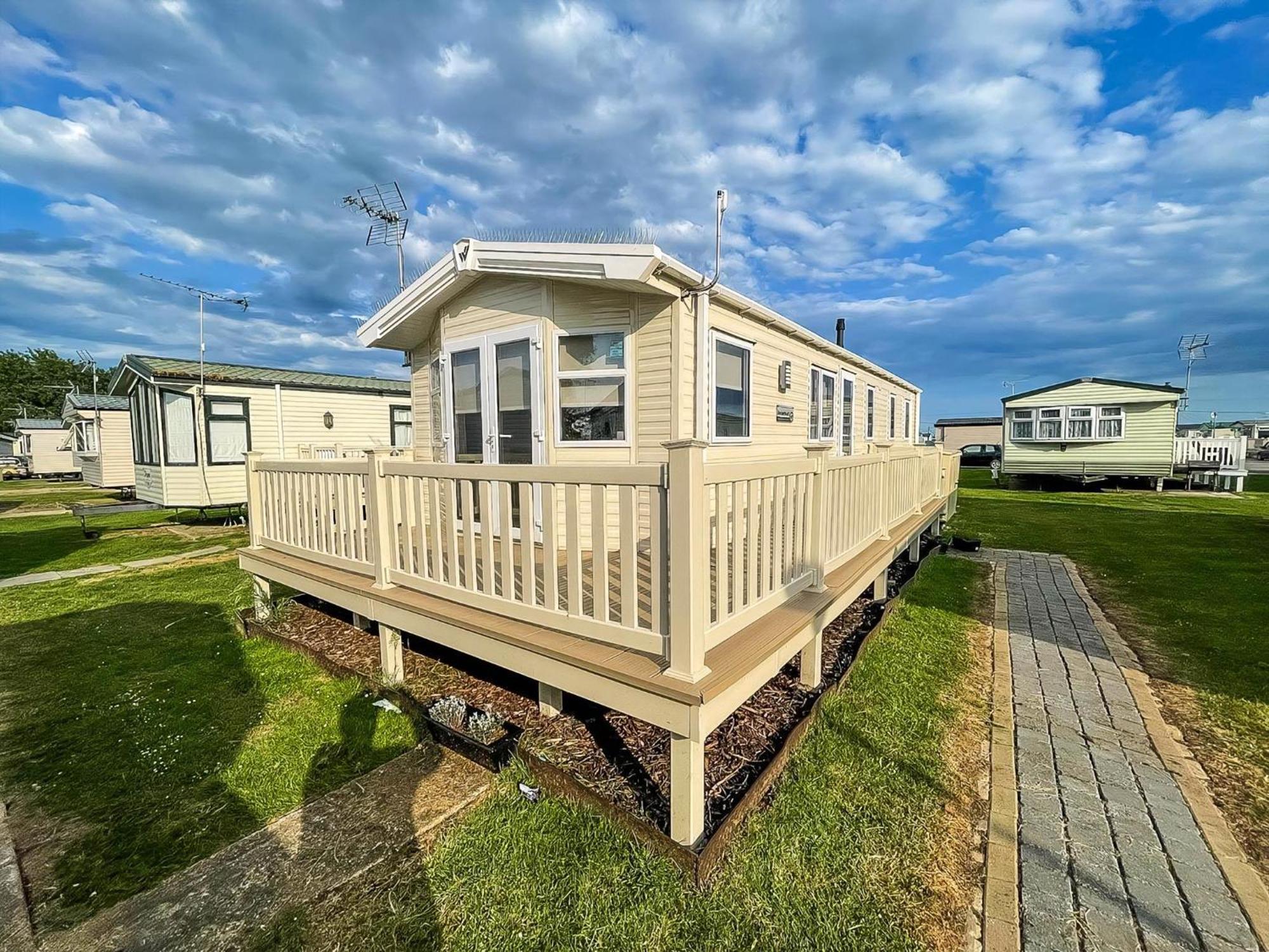 Caravan With Decking And Free Wifi At Seawick Holiday Park Ref 27214Sw Clacton-on-Sea Exterior foto